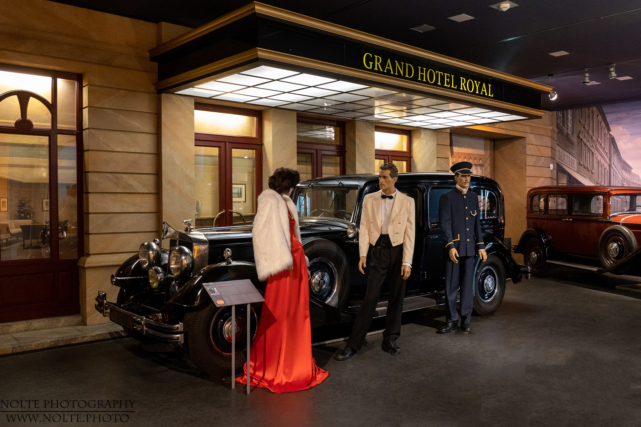 1935er Horch 851 Pullman-Limousine vor einer Hotelrequisite im Horch-Museum